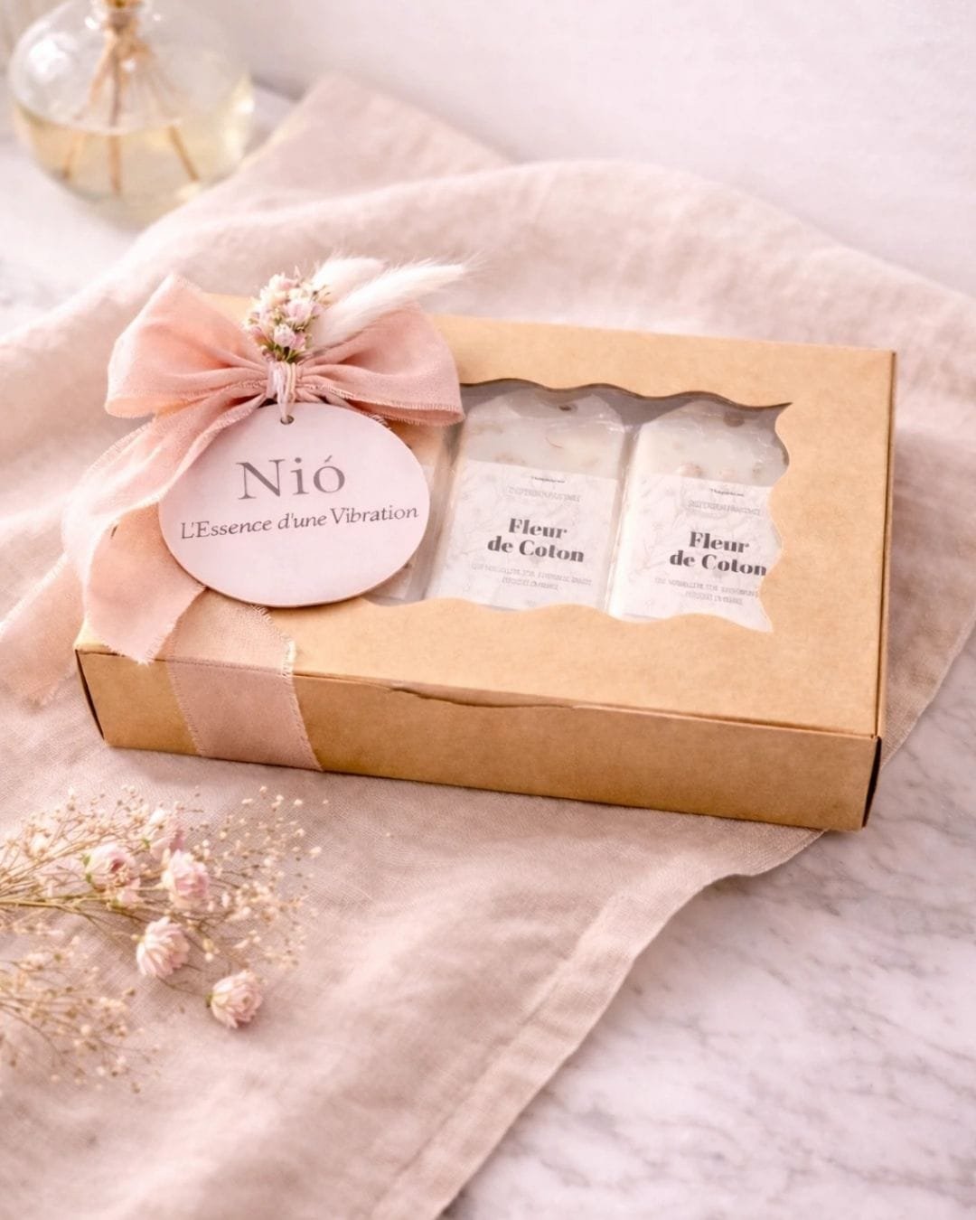 L’ÉCRIN DE LIN - Coffret de 4 Suspensions Parfumées - Cire Végétale - Parfum de Grasse - Fait Main - Niõ L’ÉCRIN DE LIN - Coffret de 4 Suspensions Parfumées - Cire Végétale - Parfum de Grasse - Fait Main - Niõ