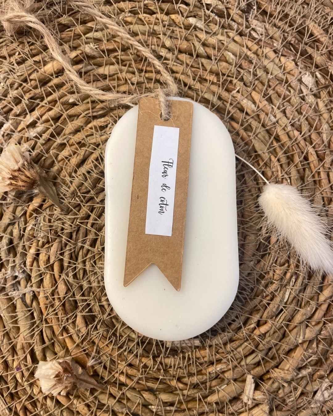 Parfumer les armoires avec la suspension parfumée Fleur de Coton - artisanale et naturelle - Niõ Parfumer les armoires avec la suspension parfumée Fleur de Coton - artisanale et naturelle - Niõ