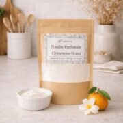 Poudre parfumée pour aspirateur - Clémentine-Monoï - Désodorisant naturel exotique - Niõ Poudre parfumée pour aspirateur - Clémentine-Monoï - Désodorisant naturel exotique - Niõ