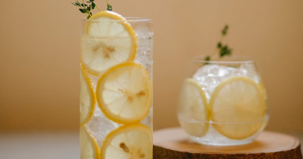 détox après les fêtes - se hydrater avec de l'eau citronné