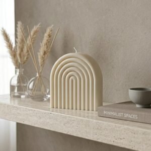 Bougie Déco Parfumée - Rainbow - Fait Main - Objet décoration minimaliste - Niõ Bougie Rainbow posée sur une étagère d'un intérieur à la décoration minimaliste. Bougie Déco Parfumée - Rainbow - Fait Main - Objet décoration minimaliste - Niõ