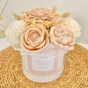 MOCHA - Bouquet éternel en fleurs de cire parfumée - Fleurs de Lin & Coton MOCHA - Bouquet éternel en fleurs de cire parfumée - Fleurs de Lin & Coton