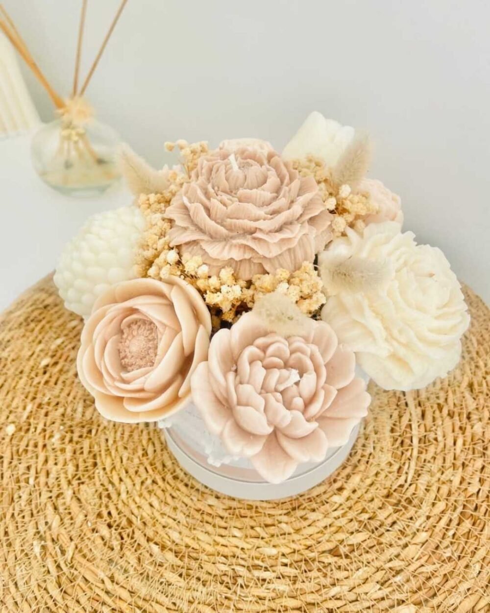 MOCHA - Bouquet éternel en fleurs de cire végétale parfumée Fleurs de Lin et Coton sans CMR - Nio par N'importe où MOCHA - Bouquet éternel en fleurs de cire végétale parfumée Fleurs de Lin et Coton sans CMR - Nio par N'importe où