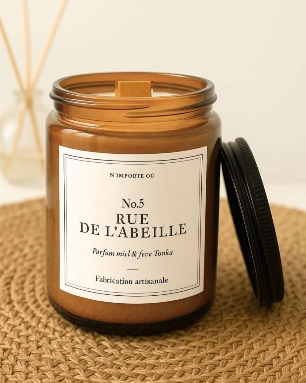 Bougie parfumée Miel Feve Tonka - n5 rue de l'Abeille - Collection Signature - Niõ Bougie parfumée Miel & Fève Tonka – 5 rue de l'Abeille | Collection Signature