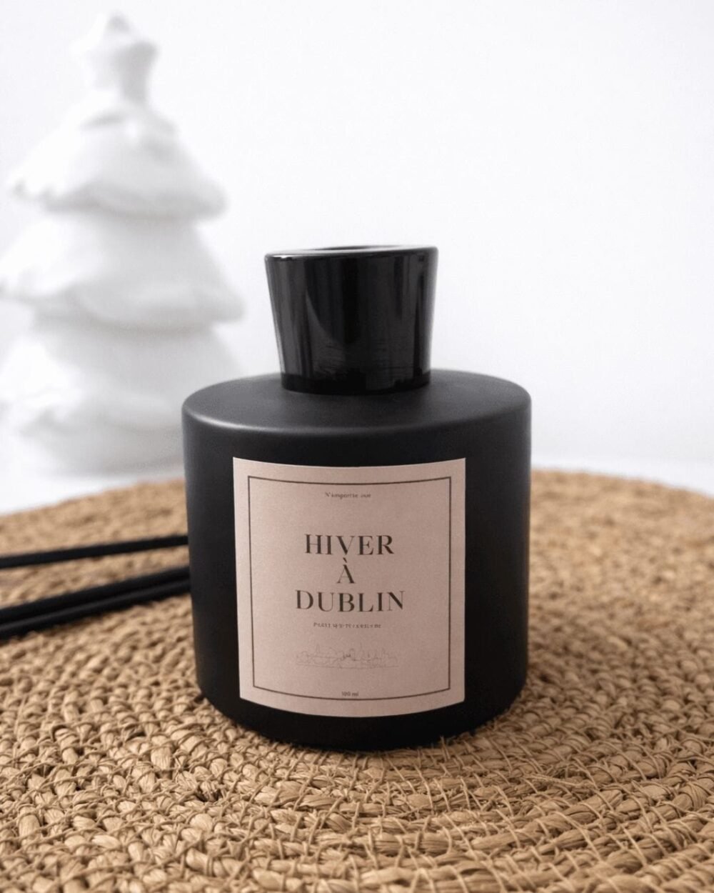 Diffuseur de parfum à bâtonnets Bois de Santal - Hiver à Dublin - Collection Carnet de Voyages - Niõ Diffuseur de parfum à bâtonnets Hiver à Dublin – Bois de Santal