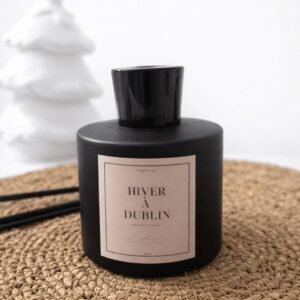 Diffuseur de parfum à bâtonnets Bois de Santal - Hiver à Dublin - Collection Carnet de Voyages - Niõ Diffuseur de parfum à bâtonnets Hiver à Dublin – Bois de Santal