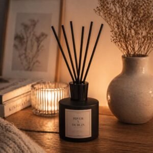 Diffuseur de parfum à bâtonnets Bois de Santal - Hiver à Dublin - Fabriqué en France - Niõ Diffuseur de parfum à bâtonnets Hiver à Dublin – Bois de Santal