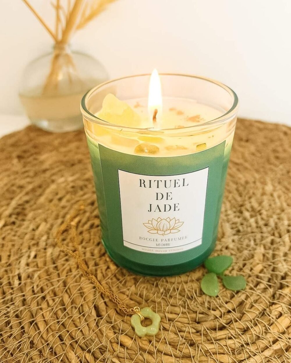 Bougie parfumée avec Bijou - Pierres de Jade - Artisanale - Nio par N'importe où Bougie parfumée avec Bijou - Pierres de Jade - Artisanale - Nio par N'importe où