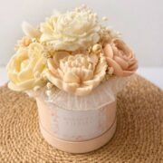 Bouquet parfumé éternel en fleurs de cire - Fait Main - Nio par N'importe où Bouquet parfumé éternel en fleurs de cire - Fait Main - Nio par N'importe où