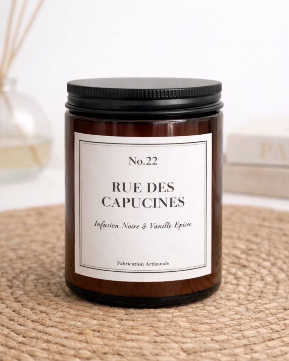 Bougie parfumée Thé Noir et Vanille épicée - 22 rue des Capucines - Premium - Niõ par N’importe où Bougie parfumée Thé Noir et Vanille épicée - 22 rue des Capucines - Premium - Niõ par N’importe où