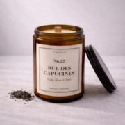 Bougie parfumée Thé Noir et Vanille épicée - 22 rue des Capucines - collection Signature - Niõ par N’importe où Bougie parfumée Thé Noir et Vanille épicée - 22 rue des Capucines - collection Signature - Niõ par N’importe où