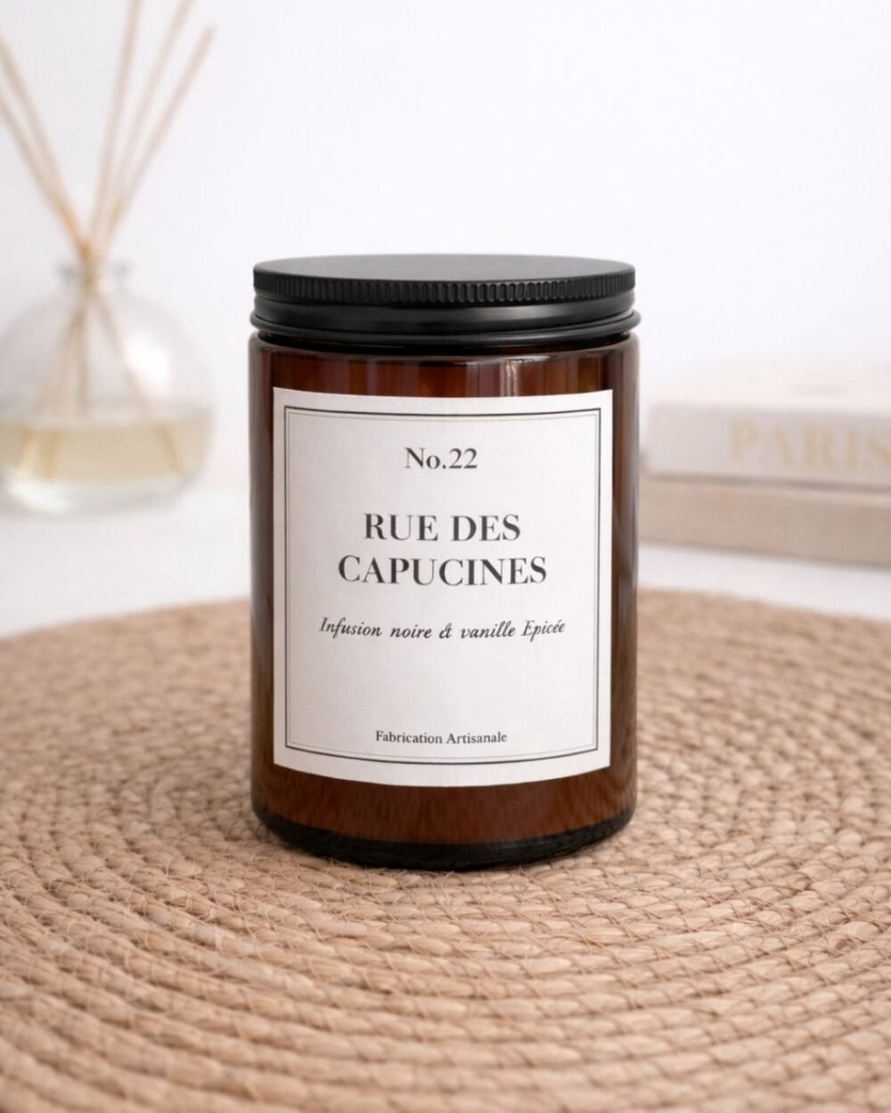 Bougie parfumée Thé Noir et Vanille épicée - 22 rue des Capucines - couvercle noir en metal - Niõ par N’importe où Bougie parfumée Thé Noir et Vanille épicée - 22 rue des Capucines - couvercle noir en metal - Niõ par N’importe où