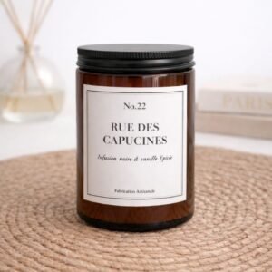Bougie parfumée Thé Noir et Vanille épicée - 22 rue des Capucines - couvercle noir en metal - Niõ par N’importe où Bougie parfumée Thé Noir et Vanille épicée - 22 rue des Capucines - couvercle noir en metal - Niõ par N’importe où