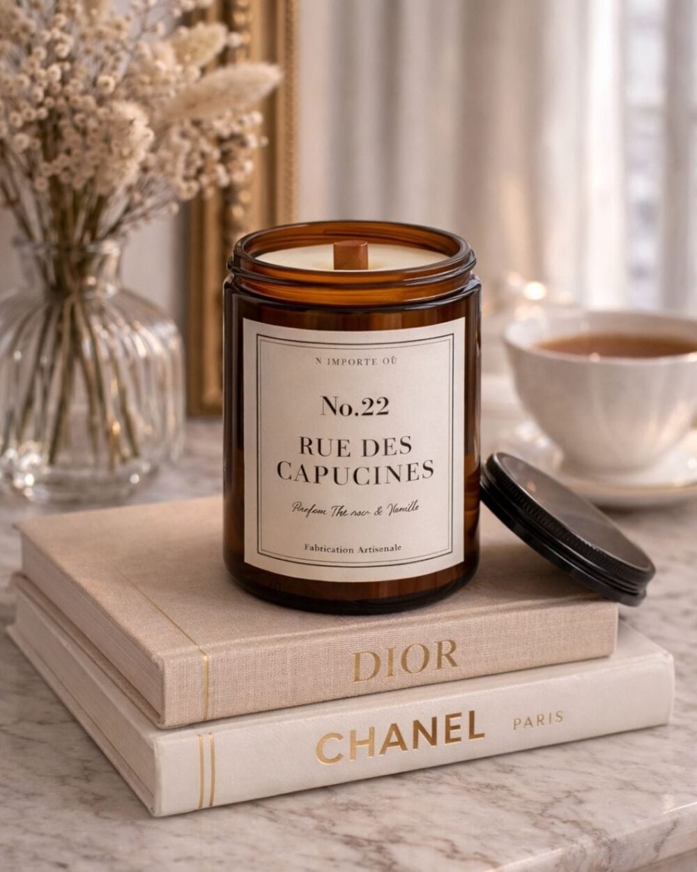 Bougie parfumée Thé Noir et Vanille épicée - 22 rue des Capucines - pot premium en verre - Niõ par N’importe où Bougie parfumée Thé Noir et Vanille épicée - 22 rue des Capucines - pot premium en verre - Niõ par N’importe où