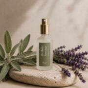 Brume d'oreiller Herbier Sauvage - Lavande et Sauge - posée dans un décor épuré avec des brins de lavande et de sauge - Niõ