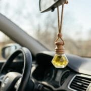 Diffuseur de parfum design et naturel pour la voiture Niõ. Idée cadeau fête des pères