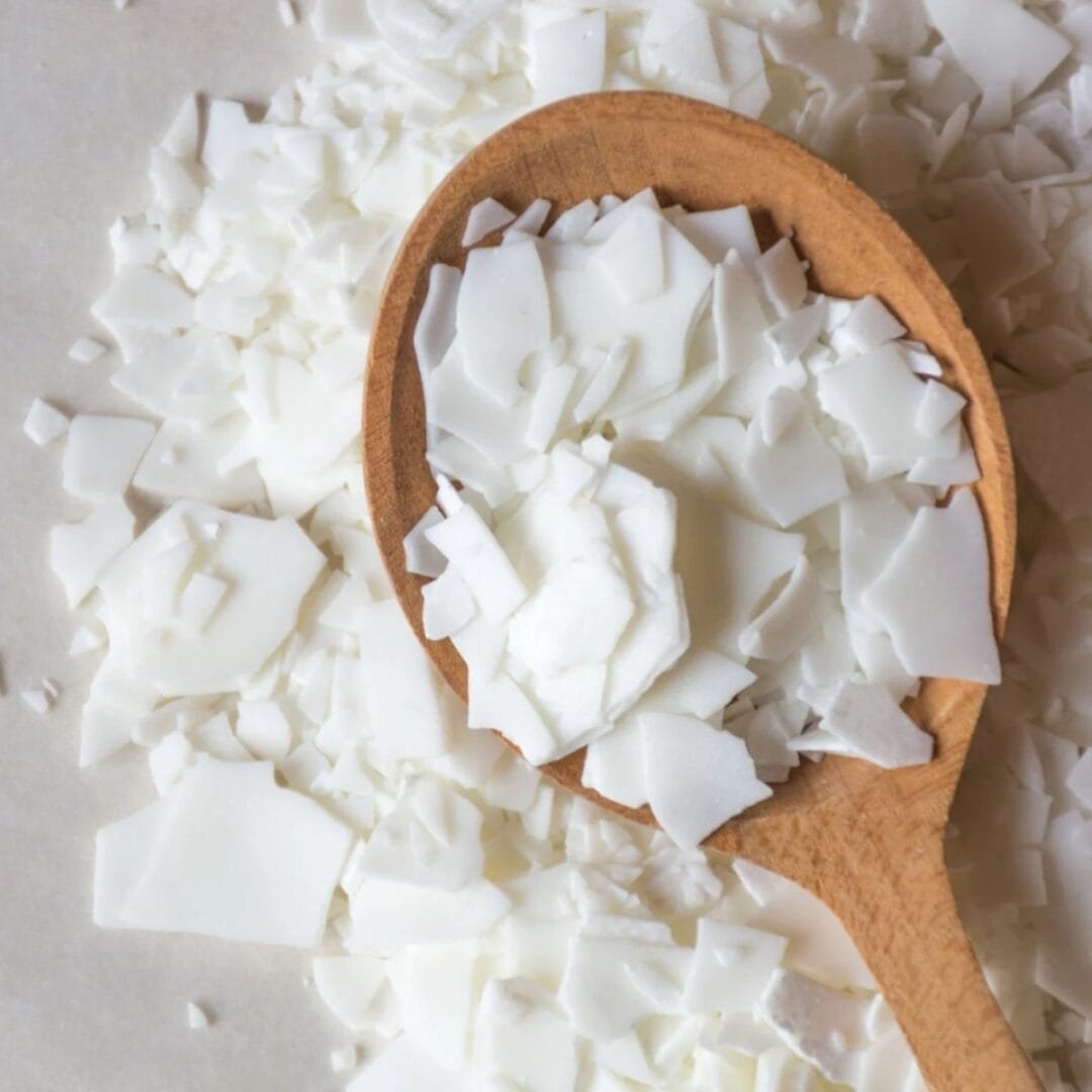 illustration cire végétale - Niõ Image de la cire végétale de Soja - une cuillère en bois remplie de cire de soja avant l'utilisation dans une bougie de Niõ - savoir-faire et matière