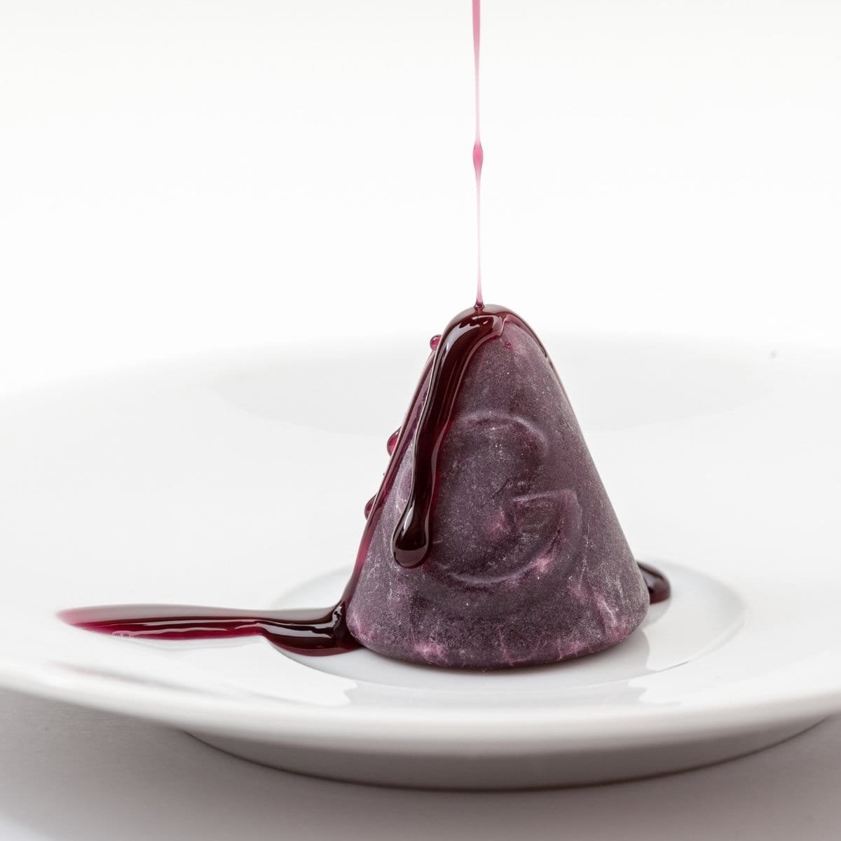 Cuberdon 1 Cuberdon violet à la croûte fine et au cœur fondant, confiserie belge iconique et note gourmande signature des créations Niõ