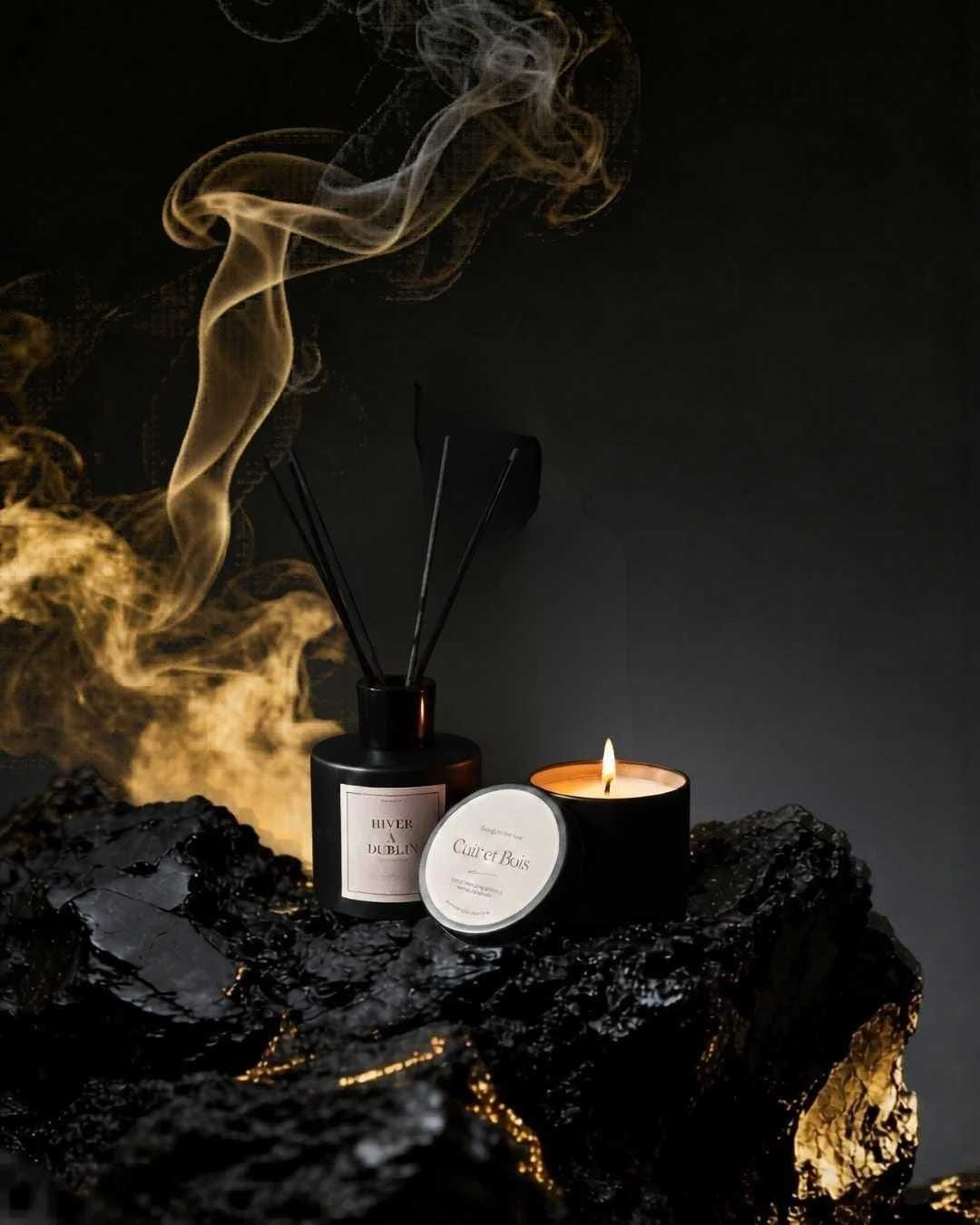 Les bougies et diffuseurs de parfums d'ambiance de la gamme Khrôma de Niõ présentent parfaitement bien la famille olfactive Tabac Cuir Signature