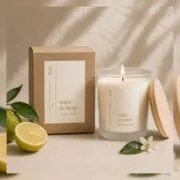 Bougie parfumée Soleil de Sicile posée à coté de son écrin, une boite premium en carton recyclé - Niõ