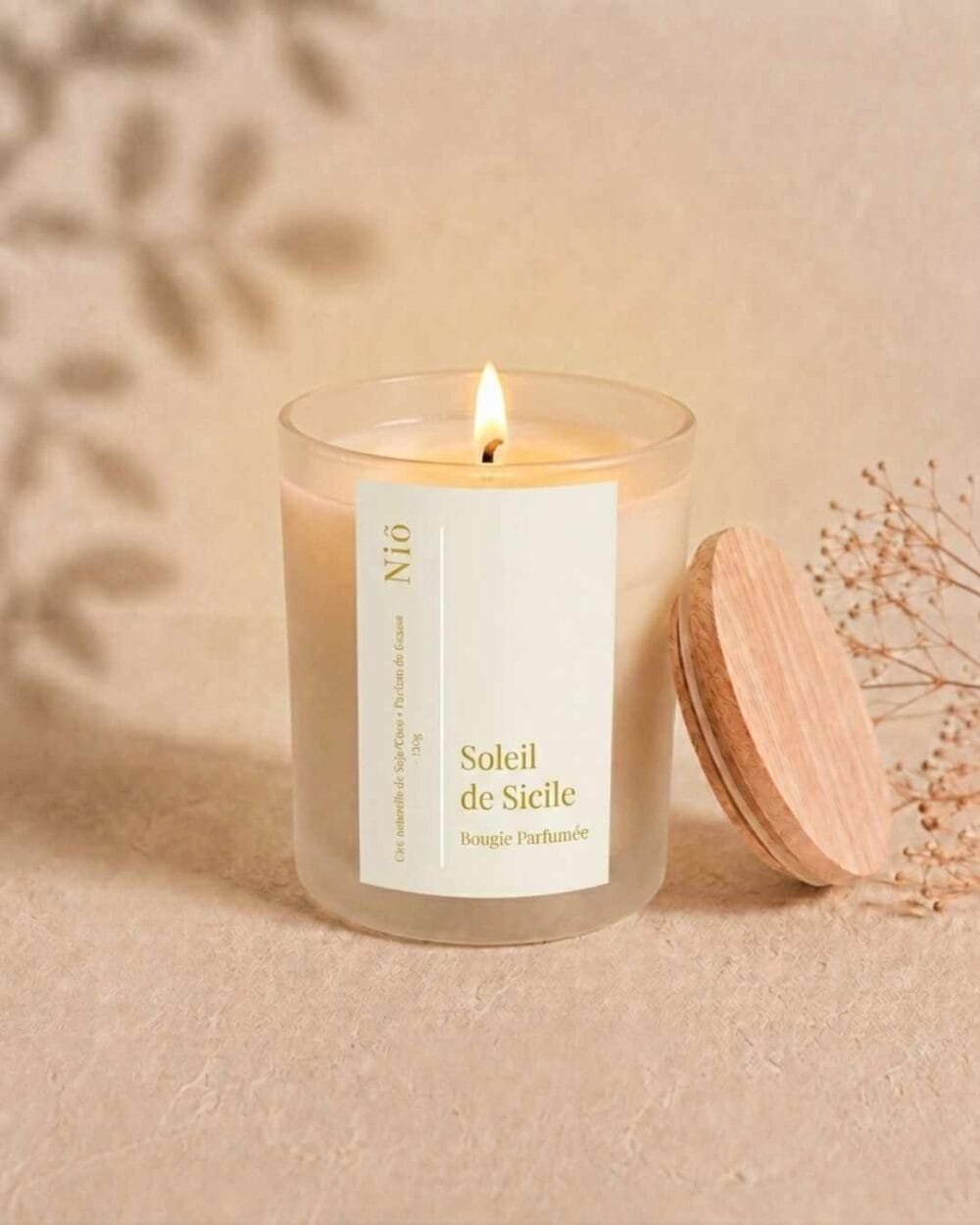 Bougie Soleil de Sicile avec la mèche en coton non-traité allumée - Niõ