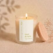 Bougie Soleil de Sicile avec la mèche en coton non-traité allumée - Niõ