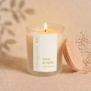Bougie Soleil de Sicile avec la mèche en coton non-traité allumée - Niõ