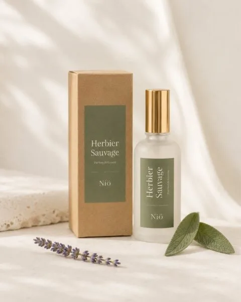 Brume d'ambiance Herbier Sauvage de Niõ et son écrin en carton recyclé