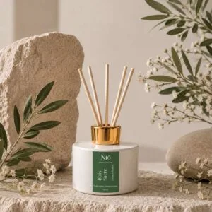 Diffuseur Bois Sacré de Niõ, au parfum d'ambiance Bois de Santal, dans un décor épuré, posé sur un socle de pierre naturelle