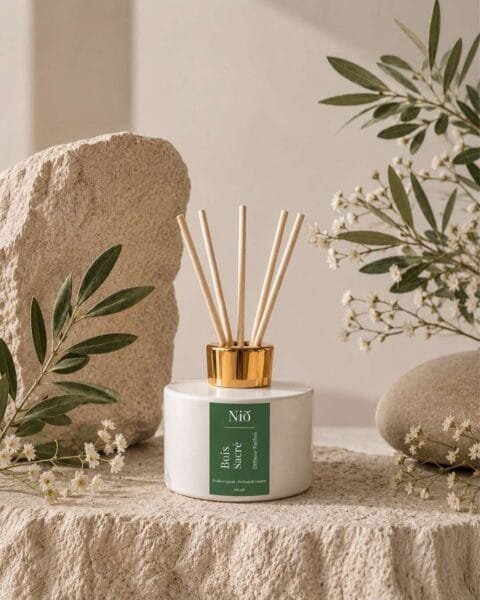 Diffuseur Bois Sacré de Niõ, au parfum d'ambiance Bois de Santal, dans un décor épuré, posé sur un socle de pierre naturelle
