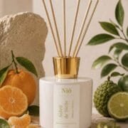 diffuseur-parfum-a-batonnets-soleil-de-sicile-mandarine-nio Diffuseur Soleil de Sicile, à roseaux, posé sur un socle en pierre naturelle et entouré de mandarines et agrumes - Niõ
