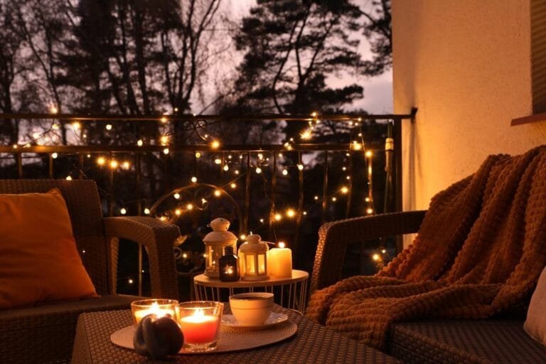 Soirées d'été avec une terrasse parfumée avec bougie artisanale et guirlandes lumineuses - ambiance été Niõ