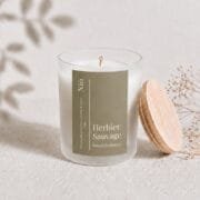 Bougie parfumée Herbier Sauvage, lavande & sauge, dans son pot en verre avec le couvercle en bois naturel