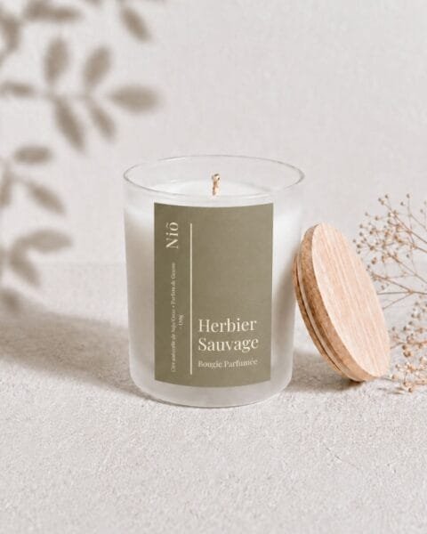 Bougie parfumée Herbier Sauvage, lavande & sauge, dans son pot en verre avec le couvercle en bois naturel