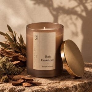 Bougie parfumée Bois Envoûtant - Collection Instinct Fauve de l'Univers Signature Niõ dans une scène naturelle et sauvage