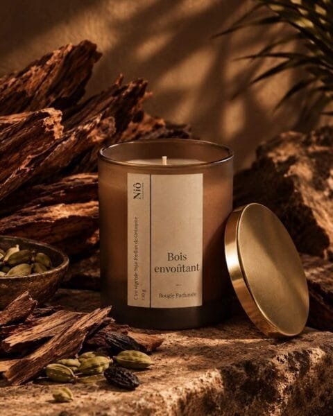 bougie-parfumee-bois-envoutant-nio Bougie parfumée Bois Envoûtant - Collection Instinct Fauve de l'Univers Signature Niõ dans une scène naturelle et sauvage