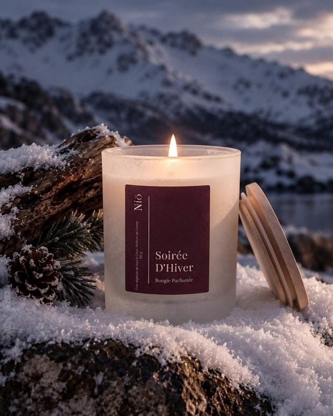 Bougie Soirée d'Hiver de Niõ dans un cadre de montagne sous la neige