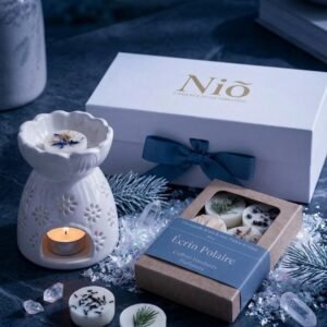 Coffret cadeau Écrin Polaire, un brûle-parfum et ses fondants de cire parfumée à coté d'un joli écrin dans un environnement évoquant hiver et Noel