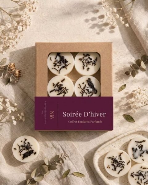 Belle composition de fondants parfumés Soirée d'Hiver de Niõ dans leur écrin avec l'étiquette, avec des épices hivernales et de Noel autour comme décor